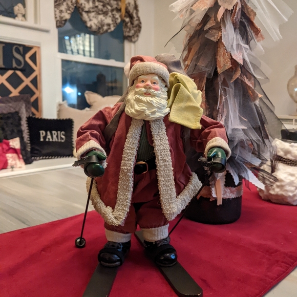 Skiing Santa w gifts - Picture 9 of 9